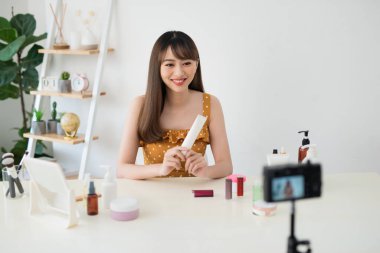 Genç kadın blogger makyaj kozmetik evde video kaydı ile