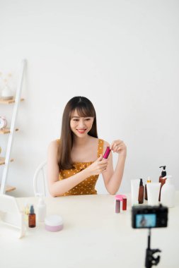 Parlak renk. Onun blog için bir video kaydederken parlak bir ruj gösteren Nice mutlu kadın