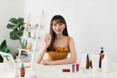 sprey su arıtma canlı elinde evde uygulayarak kadın