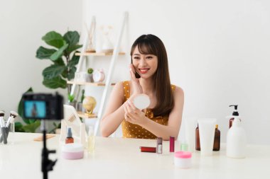 kadın göstermek makyaj fırça canlı evde