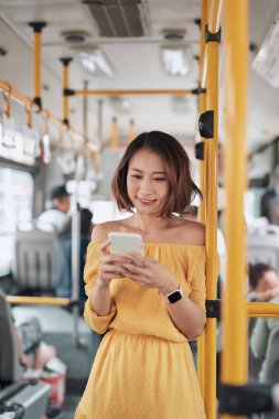 Yolcu otobüs veya tren, teknoloji yaşam tarzı, ulaşım ve seyahat konsepti akıllı telefon kullanımı