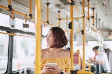 Yolcu otobüs veya tren, teknoloji yaşam tarzı, ulaşım ve seyahat konsepti akıllı telefon kullanımı