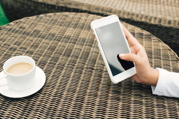 Hand Hält Weißes Smartphone Auf Holztisch — Stockfoto