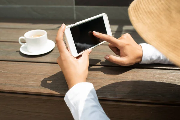 Attrappe Von Händen Mit Schwarzem Handy Unter Der Sonne Café — Stockfoto