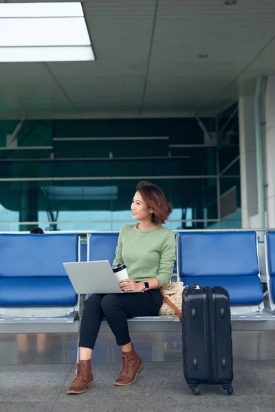 Joven Mujer Negocios Elegante Terminal Del Aeropuerto Internacional Trabajando Computadora — Foto de Stock