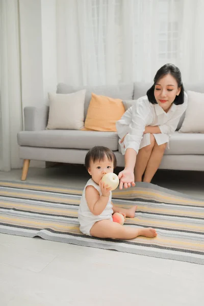 Feliz Niña Con Mamá Jugando Juguete Cerca Del Sofá Sala —  Fotos de Stock