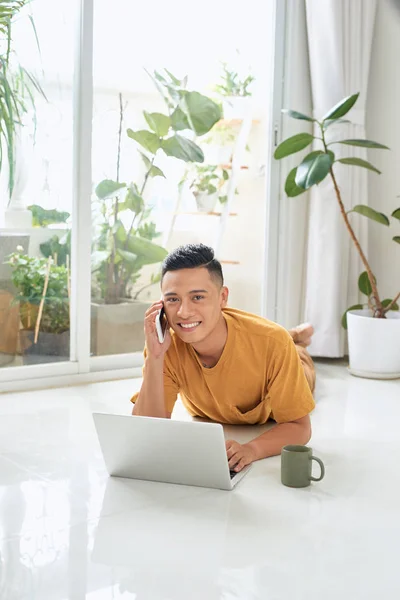 Lächelnder Mann Der Mit Dem Handy Telefoniert Und Laptop Benutzt — Stockfoto