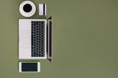 Renkli arka planda hediye paketleme ve İnternet alışverişi için yassı minimalist kompozisyon