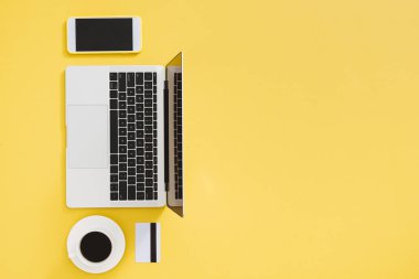 Renkli arka planda hediye paketleme ve İnternet alışverişi için yassı minimalist kompozisyon