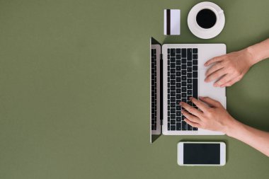 Bilgisayar klavyesinde yazan kadın seçici odaklanma, e-ticaret, iş, teknoloji ve internet konsepti için kullanılabilir