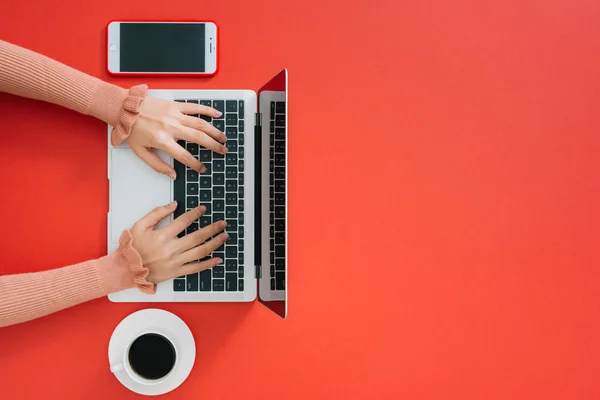 Werkruimte Met Laptop Meidenhanden Flat Lay Computer — Stockfoto