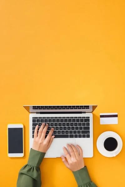 Een Vrouw Die Thuis Werkt Vrouwelijke Handen Het Toetsenbord — Stockfoto