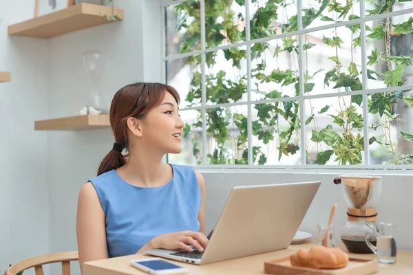 Beautiful Smiling Asian Woman Sitting Window Reading Her Laptop — Stock Photo, Image