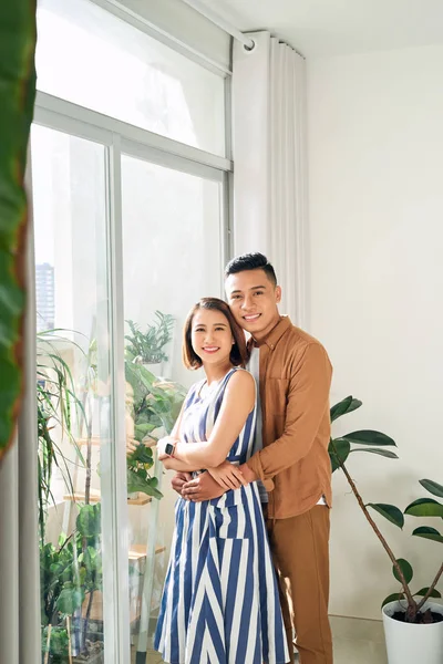 Bonito Jovem Casal Asiático Apaixonado Casa Janela Abraçando — Fotografia de Stock