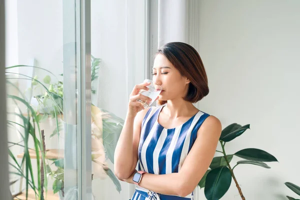 Retrato Mujer Joven Relajándose Cerca Ventana Con Vaso Agua — Foto de Stock