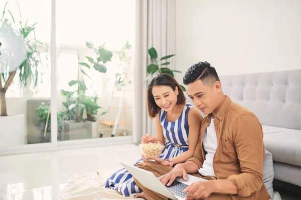 Junge Asiatische Paar Gerade Ein Video Auf Laptop Wohnzimmer — Stockfoto