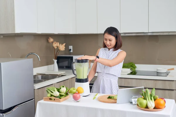 Pretty Young Asian Woman Making Smoothie Blender Kitchen — Stock Photo, Image