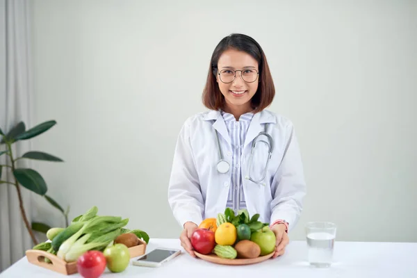 Bureau Nutritionniste Avec Fruits Sains Jus Ruban Mesurer Diététiste Travaillant — Photo