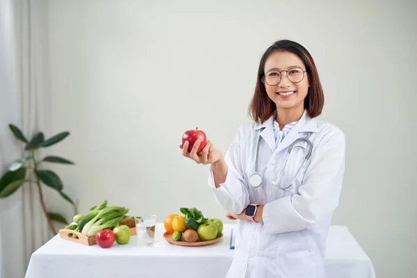 Souriante Nutritionniste Dans Son Bureau Elle Tient Une Pomme Verte — Photo