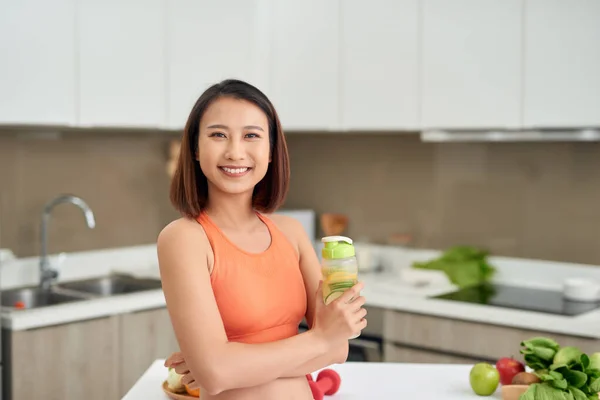 Dieta Comer Sano Mujer Beber Fresco Crudo Verde Desintoxicación Jugo — Foto de Stock