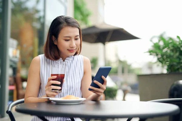 Retrato Una Hermosa Mujer Joven Usando Teléfono Inteligente Mientras Disfruta —  Fotos de Stock