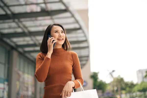 Ritratto Giovane Donna Asiatica Felice Che Parla Cellulare Porta Borse — Foto Stock