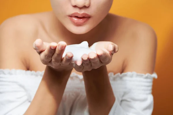 Junge Asiatische Frau Zeigt Schäumendes Reinigungsmittel Auf Ihrer Hand Während — Stockfoto
