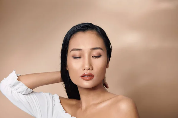 Portret Pięknej Młodej Azjatyckiej Kobiety Nieskazitelną Cerą Perfekcyjnym Makijażem — Zdjęcie stockowe