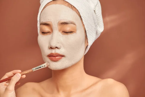 Spa Fille Asiatique Appliquant Masque Argile Faciale Soins Beauté Sur — Photo