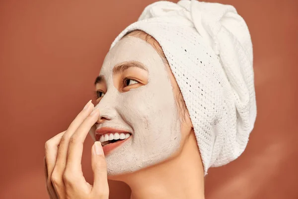 Lázeňská Asijská Dívka Nanáší Obličejovou Masku Kosmetické Léčby Přes Modré — Stock fotografie