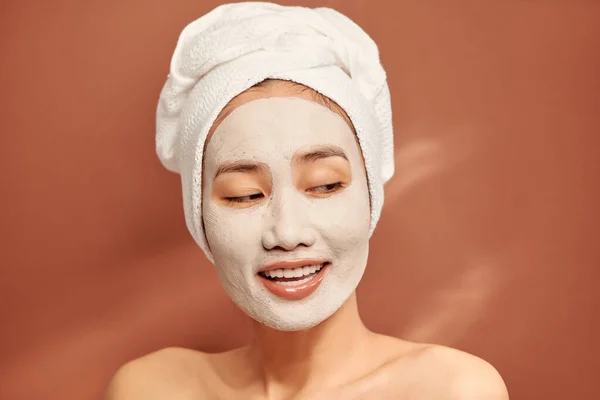 표정좋아 아가씨 얼굴에 마스크를 치료를 수건을 머리에 — 스톡 사진