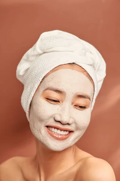 Jovem Mulher Asiática Desfrutando Tratamento Máscara Facial — Fotografia de Stock