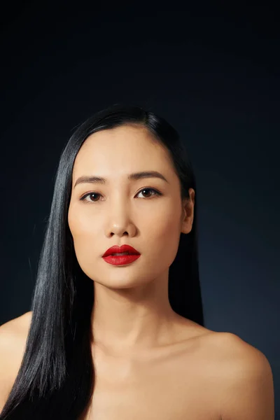 Ασιατικό Γυναικείο Μοντέλο Κόκκινο Μακιγιάζ Μαύρο Φόντο — Φωτογραφία Αρχείου