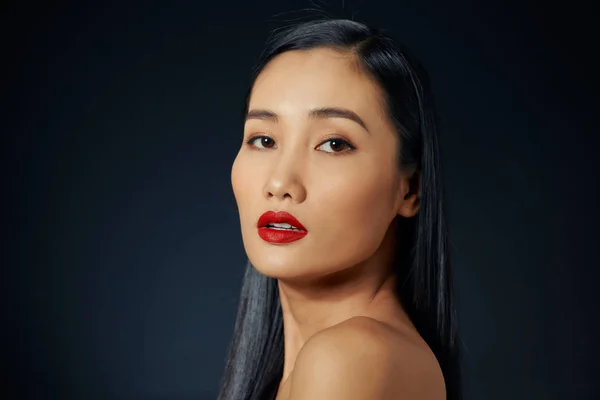 美丽的年轻亚洲女人 长长的头发 深灰色孤立的背景 — 图库照片