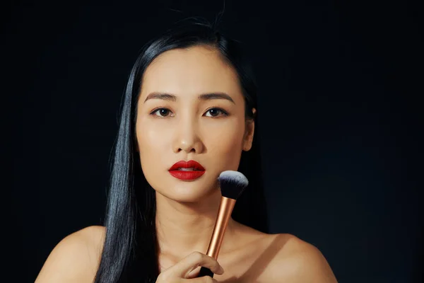 年轻的亚洲女人在化妆 — 图库照片