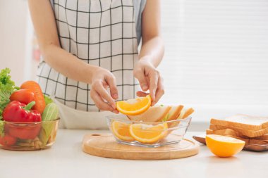 Kadın ailesi için yemek hazırlıyor.