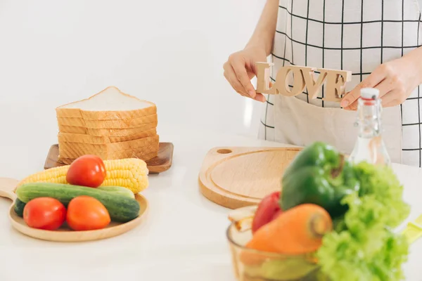 Concepto Culinario Mujer Sosteniendo Carta Madera Amor Cocinar Cena Saludable — Foto de Stock