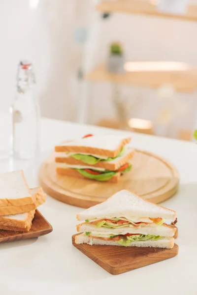 Sandwich Cutting Board Table Bright Kitchen Lunch Sandwich Lettuce Healthy — Stock Photo, Image