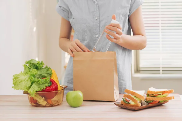 Conjunto Cajas Almuerzo Escuela Cocina Madre Preparación Bocadillos Saludables Sándwich —  Fotos de Stock