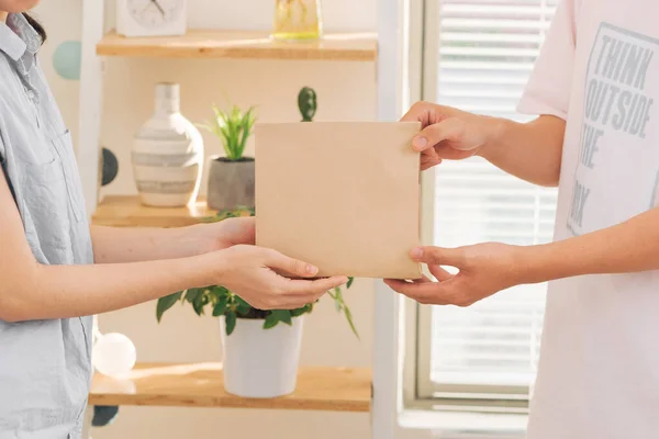 Donna Che Prepara Cibo Asporto Sua Famiglia — Foto Stock