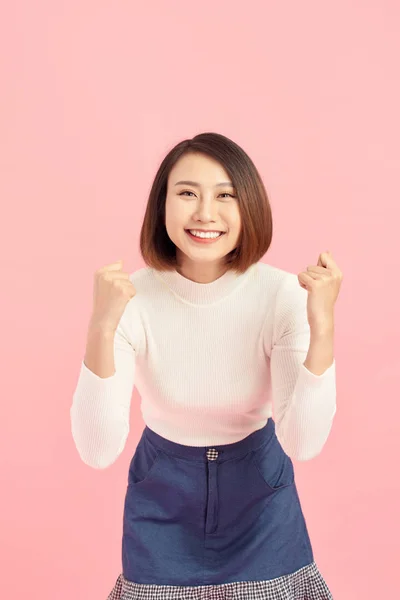 Portré Egy Izgatott Ázsiai Üzletasszony Néz Kamera Elszigetelt Rózsaszín Háttér — Stock Fotó