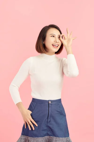 Asiático Sorrindo Mulher Mostrando Sua Mão Com Sinal Seu Olho — Fotografia de Stock