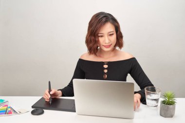 ofiste grafik tablet bir şey çizim bir sanatçı