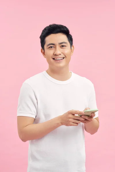 Hombre Asiático Camiseta Blanca Siente Feliz Con Teléfono Inteligente — Foto de Stock