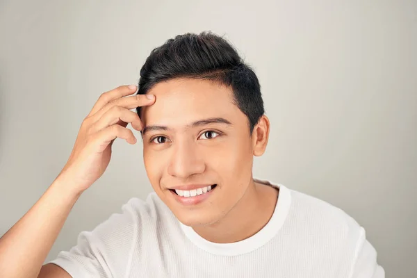 Hombre Guapo Tocando Cara Cerca Estudio Retrato Sobre Fondo Blanco — Foto de Stock