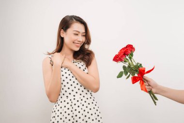 Neşeli büyüleyici genç kadın beyaz arka plan üzerinde erkek arkadaşı çiçek demet alan