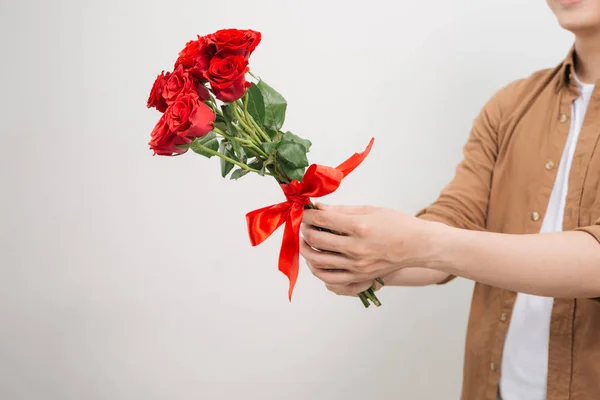 Sorrindo Asiático Homem Segurando Monte Rosas — Fotografia de Stock