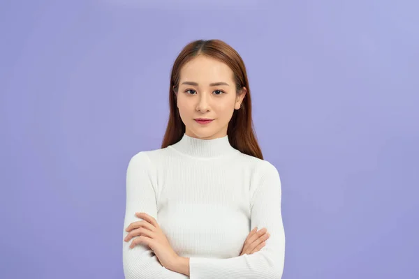 年轻的亚洲女人穿着高领毛衣 站在孤零零的白色背景上 开心地微笑着 交叉着双臂看着相机 积极的人 — 图库照片