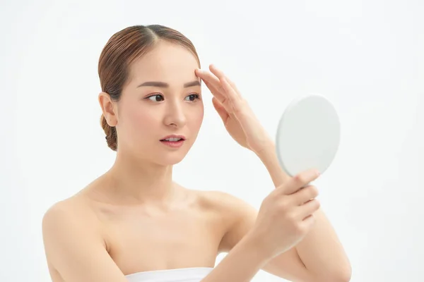 Retrato Mulher Jovem Com Problema Acne Olhando Espelho Fundo Branco — Fotografia de Stock