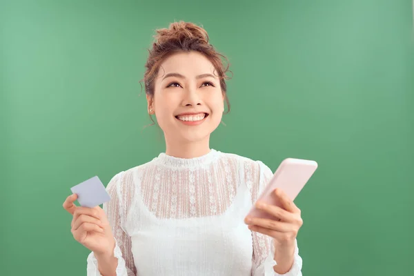 Счастливая Молодая Азиатка Использует Свою Кредитку Покупок Интернете Смартфоне — стоковое фото